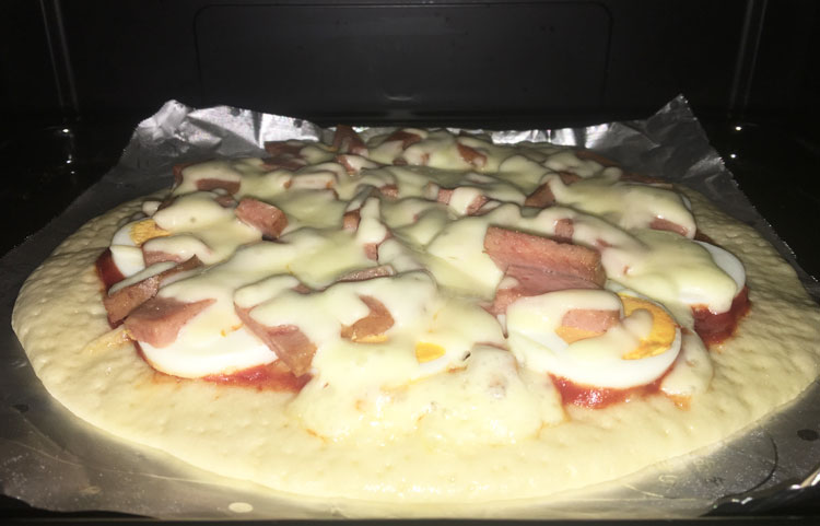 スパムの燻製とゆで卵ピザ