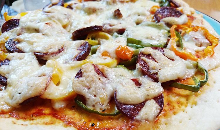 燻製サラミのピザ