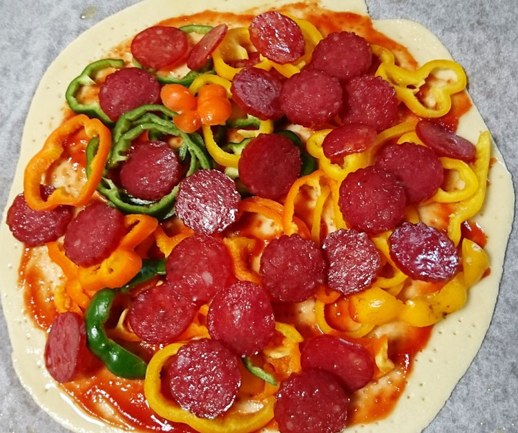 燻製サラミを使ったピザ