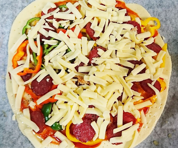 燻製サラミを使ったピザ