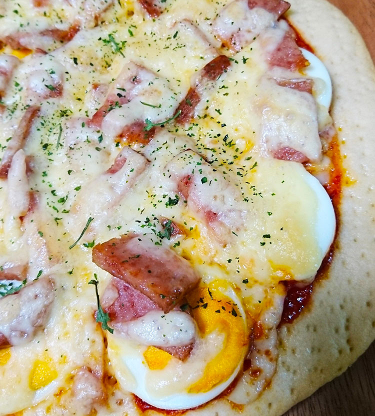 燻製ランチョンミートとゆで卵ピザの作り方 クローバーライフ